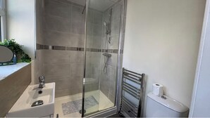 A bathroom with a glass-enclosed shower, a sink, and a toilet. - Warm and Cosy Two bed Property /Near York City Centre (York)