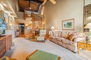 Smart TV, table football, ping pong - NICELY UPDATED-OCEAN VIEWS-PRIME LOCATION-LARGE LANAI-AC-WELL EQUIPPED (Kihei)