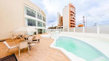 Una piscina al aire libre