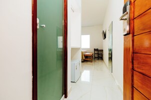 Quarto standard | Banheiro | Chuveiro, toalhas de banho, sabonete, papel higiênico