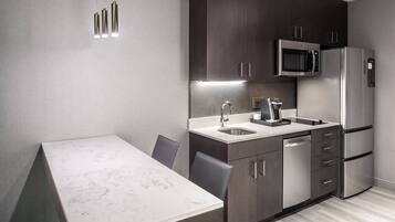 Réfrigérateur, micro-ondes, plaque de cuisson, lave-vaisselle