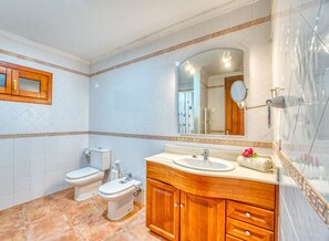 Dusche, Haartrockner, Bidet, Handtücher