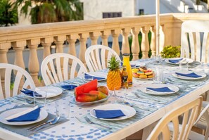 Outdoor dining - House with pool Can Besso in Alcudia (Alcanada)