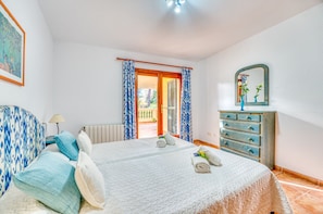 4 bedrooms, iron/ironing board, free WiFi, bed sheets