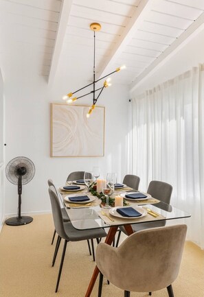 Dining - Manhattan Beach Escape. Walk to Sand. Partial Ocean Views (Manhattan Beach)