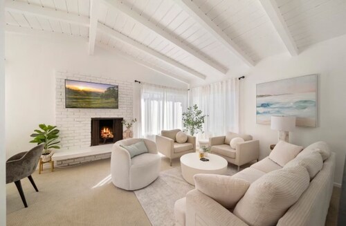 Manhattan Beach Escape. Walk to Sand. Partial Ocean Views