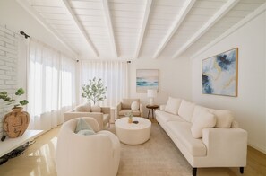 Living area - Manhattan Beach Escape. Walk to Sand. Partial Ocean Views (Manhattan Beach)