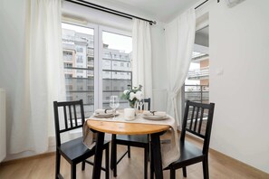 Dining - Koszykarska 31 Kraków | Air-conditioned Apartment with Balcony and Workspace | Location Near the Wisła River (Kraków)