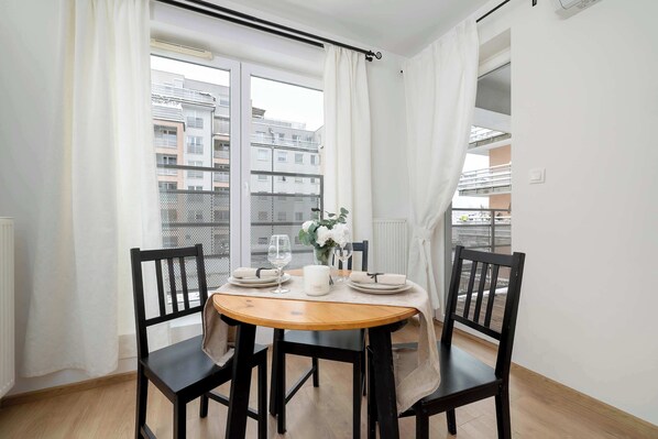 Dining - Koszykarska 31 Kraków | Air-conditioned Apartment with Balcony and Workspace | Location Near the Wisła River (Kraków)