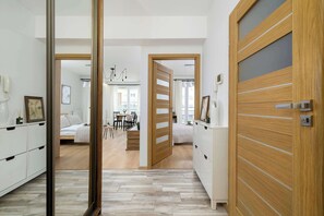 Room - Koszykarska 31 Kraków | Air-conditioned Apartment with Balcony and Workspace | Location Near the Wisła River (Kraków)