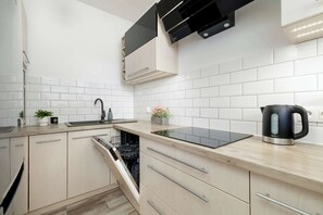 Private kitchen - Koszykarska 31 Kraków | Air-conditioned Apartment with Balcony and Workspace | Location Near the Wisła River (Kraków)