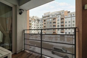 Property grounds - Koszykarska 31 Kraków | Air-conditioned Apartment with Balcony and Workspace | Location Near the Wisła River (Kraków)