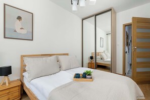 1 Schlafzimmer, Schreibtisch, Bügeleisen/Bügelbrett, Reisekinderbett