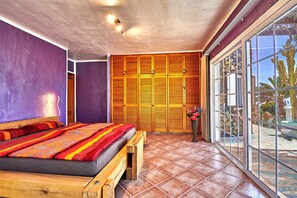 Fer et planche à repasser, lit parapluie, Wi-Fi gratuit, draps fournis