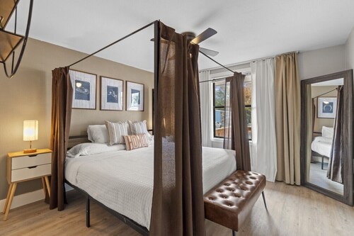 Rustic Western Comfort w/ King Pull-Out Couch, King Canopy Bed & 100″ Projector — Near Fort Moore