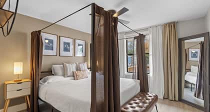 Rustic Western Comfort w/ King Pull-Out Couch, King Canopy Bed & 100″ Projector — Near Fort Moore