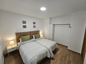 2 bedrooms, iron/ironing board, WiFi, bed sheets - Hernán Cortés House (Malaga)