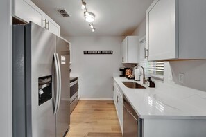 Private kitchen - Private Hot Tub - Close to Beaches - Fun Game Room (Clearwater)