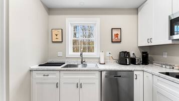 Réfrigérateur, micro-ondes, plaque de cuisson, lave-vaisselle