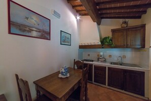 Private kitchen - Apartment in the heart of Tuscan nature. Pets allowed (Castelfranco Piandiscó)