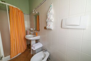 Douche, sèche-cheveux, bidet, serviettes fournies