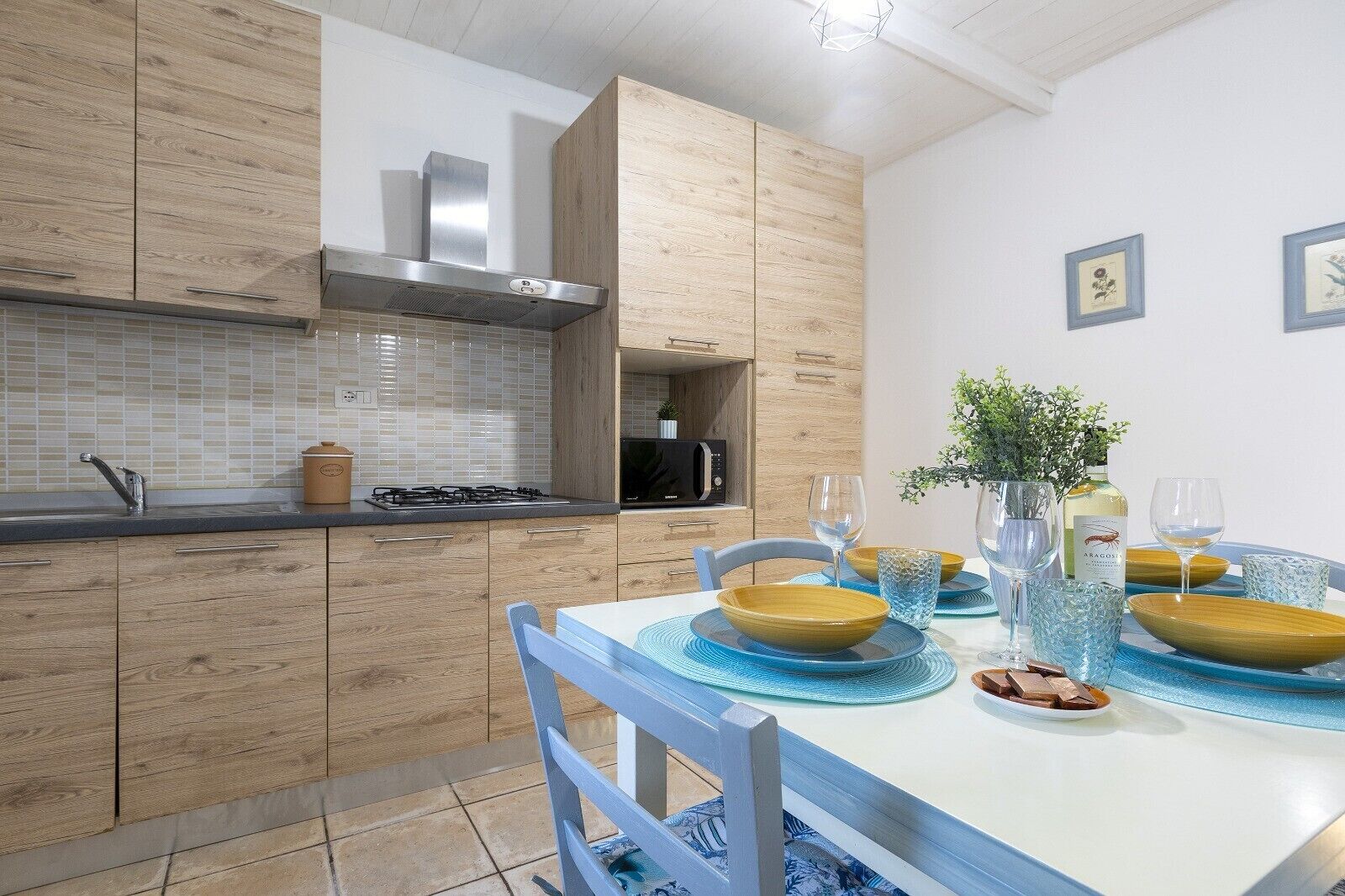 Frigorifero, microonde, piano cottura, macchina per tè/caffè