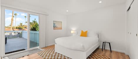 Tabla de planchar con plancha, wifi gratis y ropa de cama