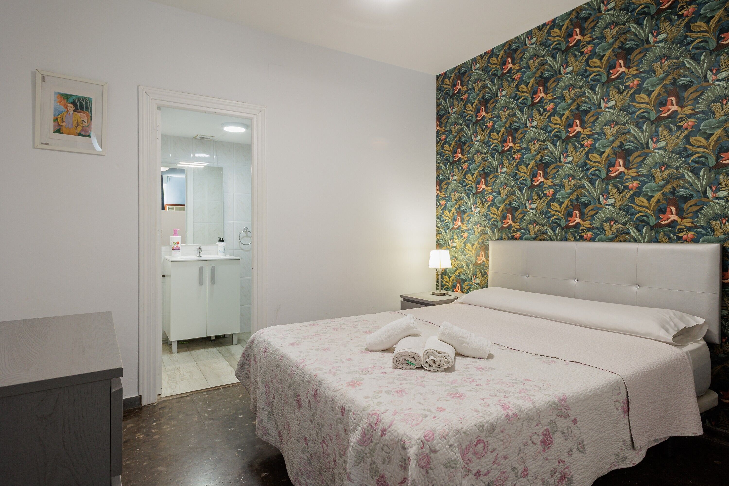 Een strijkplank/strijkijzer, wifi, beddengoed