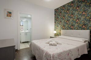 Een strijkplank/strijkijzer, wifi, beddengoed