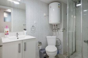 Douche, sèche-cheveux, serviettes fournies