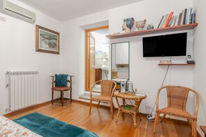 WiFi, bed sheets - Room 'La Chicca Di Francesca- Room 3' with Private Terrace, Wi-Fi and Air Conditioning (Santa Teresa Gallura)