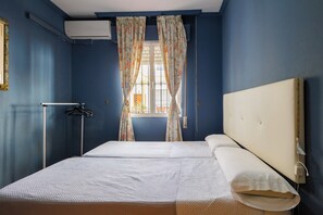 Een strijkplank/strijkijzer, wifi, beddengoed