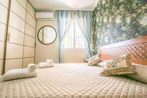 Iron/ironing board, WiFi, bed sheets - Apartment 'Juderia Center Premium Suites Free' with Balcony, Wi-Fi and Air Conditioning (Seville)