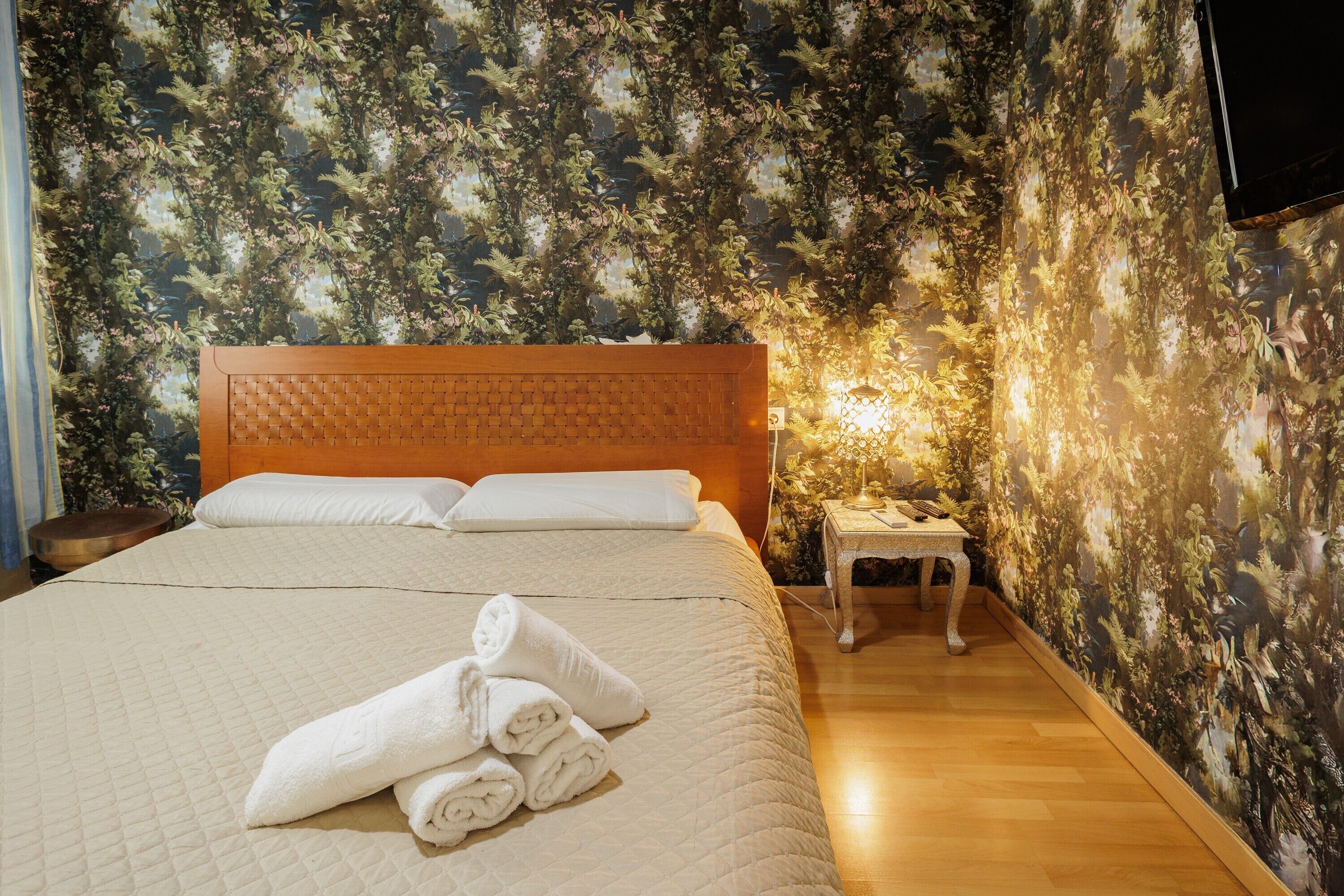 Tabla de planchar con plancha, wifi, ropa de cama