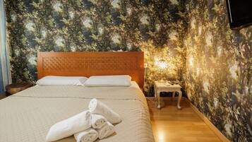 Tabla de planchar con plancha, wifi, ropa de cama