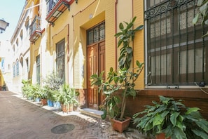 Exterior detail - Apartment 'Juderia Center Premium Suites Free' with Balcony, Wi-Fi and Air Conditioning (Seville)