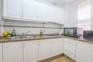 Fridge, microwave, oven, stovetop - Apartment 'Juderia Center Premium Suites Free' with Balcony, Wi-Fi and Air Conditioning (Seville)