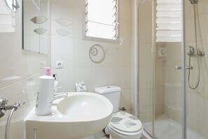 Een douche, een haardroger, handdoeken