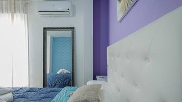 Een strijkplank/strijkijzer, wifi, beddengoed