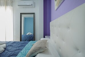 Een strijkplank/strijkijzer, wifi, beddengoed