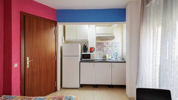 Een koelkast, een microgolfoven, een kookplaat