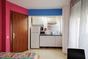 Een koelkast, een microgolfoven, een kookplaat