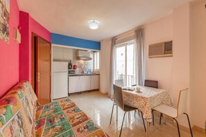 Dining - Duque Center Premium Suites Apartment with Balcony, Wi-Fi & Air Conditioning (Seville)
