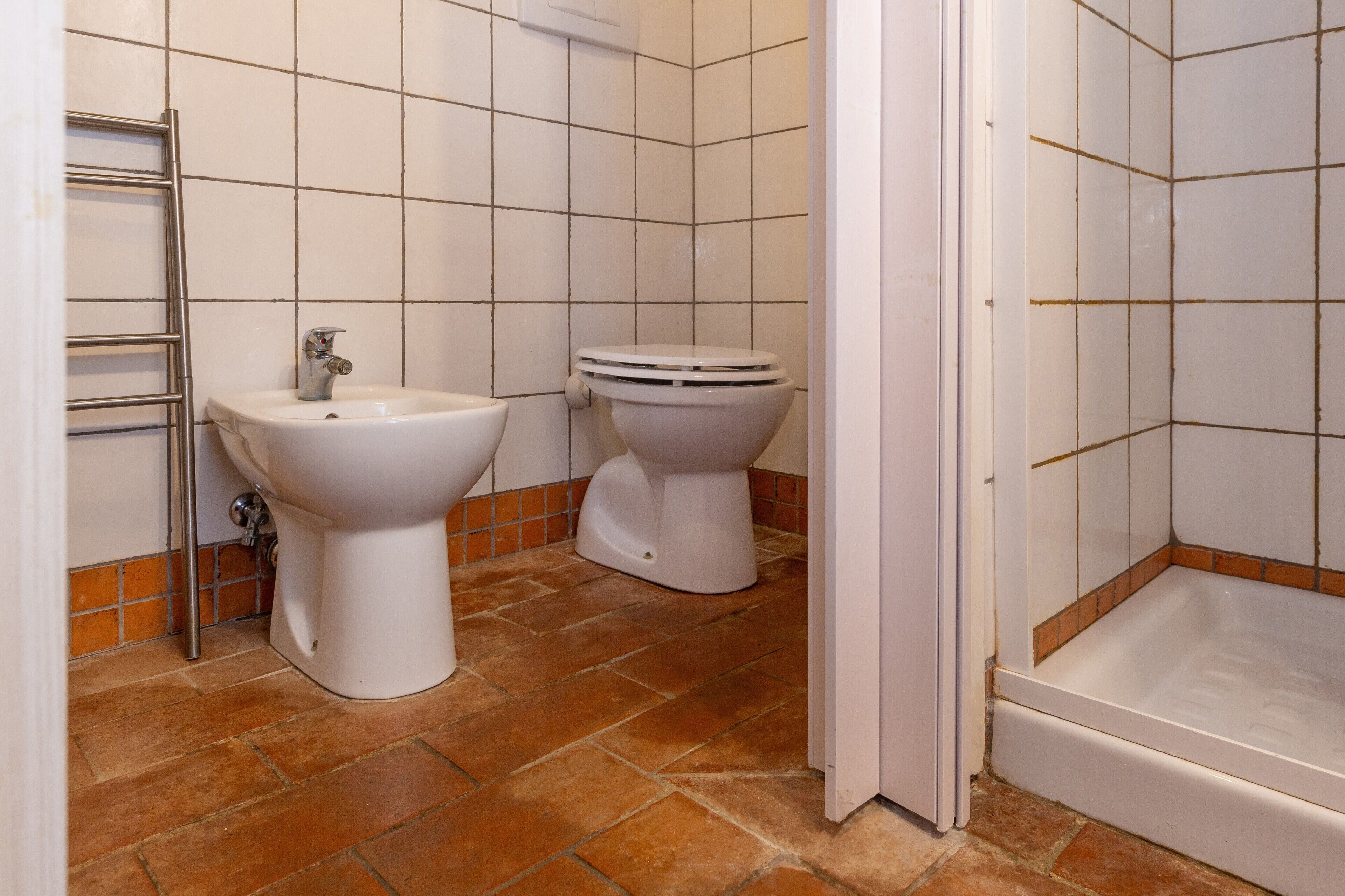 A bathroom with a sink, toilet, and bathtub.