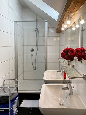 Een douche, een haardroger, handdoeken