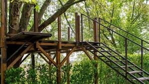 A wooden platform with stairs, surrounded by trees and greenery. - Apartment Casa 'Bianca' with Wi-Fi and Air Conditioning (Novara)