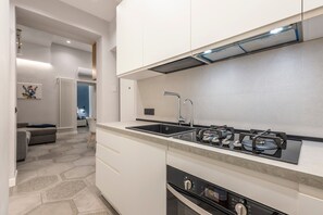 ثلاجة، ميكروويف، فرن، موقد طهي مسطح