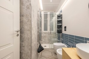 Shower, free toiletries, hair dryer, towels - Apartment 'Al Massimo  - Palermo' with Wi-Fi and Air Conditioning (Palermo)