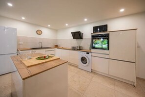 Fridge, microwave, oven, stovetop - Holiday Home 'Gite Coeur Des Ondes - Tournesol' with Shared Terrace, Shared Garden and Wi-Fi (Saint-Georges)