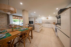 Fridge, microwave, oven, stovetop - Holiday Home 'Gite Coeur Des Ondes - Tournesol' with Shared Terrace, Shared Garden and Wi-Fi (Saint-Georges)